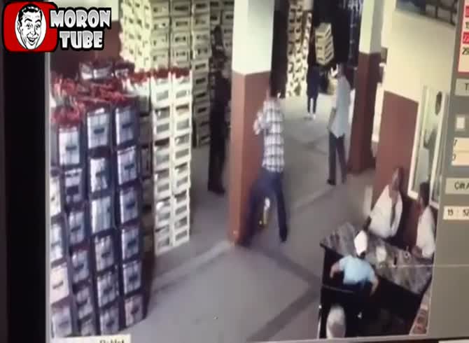 Video :He murders a man in front of several witnesses in Turkey (Public Averti)